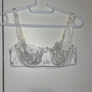 Rintaliivit - Valkoiset laadukkaat rintaliivit. Jääneet käyttämättä. Edessä kivaa kuviointia sekä rusetti, jossa pieni koru. Kaarituet. Säädettävät olkaimet. Koko 70C. Kissatalous MMM, lisätietoja saa kysymällä Katsothan myös muut ilmoitukseni Mikäli hinta ei miellytä tarjoa rohkeasti 