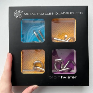 Metal Puzzles Quadruplets brain twister - Fyra olika hjärngympa-pussel i metall från Mi Toys. Perfekt för dig som gillar kluriga utmaningar och vill testa din problemlösningsförmåga.