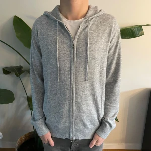 Kashmir/Merinoull Zip Hoodie - En riktigt snygg Kashmir/Merinoull Zip Hoodie i storlek M🌟 Modellen är 179, passar lite längre än det! Bara testad, aldrig använd! Hör av dig vid intresse eller minsta fundering😊