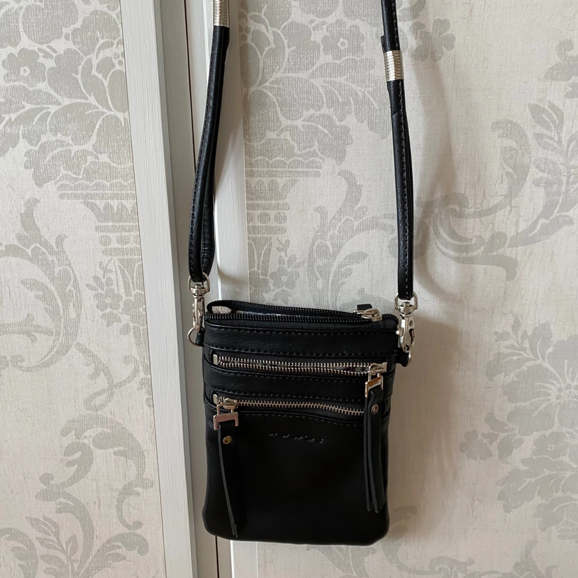 Svart axelväska med dragkedjor - 3