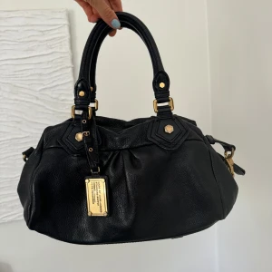 Marc Jacobs Classic Q leather - Säljer denna super snygga och eftertraktade väska från Marc Jacobs i modellen Classic Q leather❣️❣️Lilla modellen, så snygg och rymlig och passar till allt!