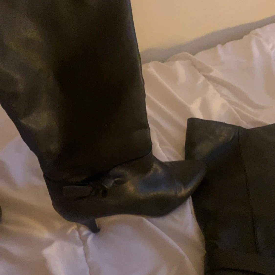 Svarta stövlar med klack och rosettdetalj - 1