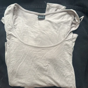 En beige tröja ifrån ginatricot urringad  - Den har defekter, se vidare bilder drf säljer för 12kr annars är den väldigt fin!!💕💕