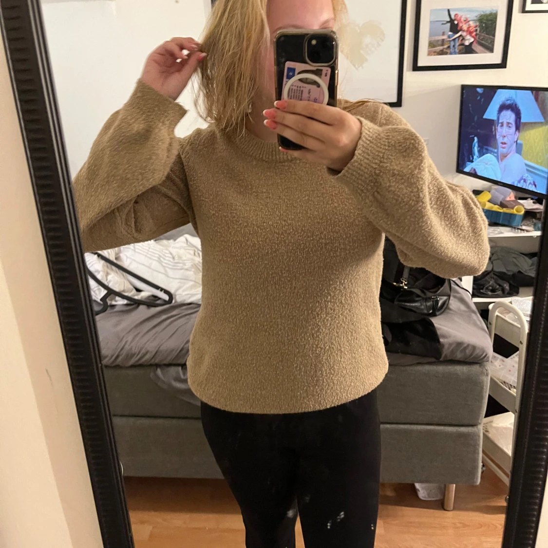 Beige stickad tröja med rund hals - 1