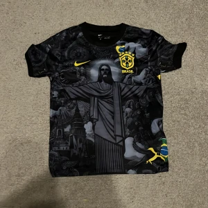 Svart custommade Brazilien Jersey - Säljer en fet Brasilien Jersey. Den passar sjukt bra till gråa jeans. Väldigt snygg passformen är ganska relaxed. Rekommenderar🔥Vid funderingar kring prudukten är det bara att skriva😊