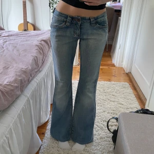 Lågmidjade bootcut jeans - Säljer dessa skitsnygga ljusblå lowwaist bootcut jeansen från vintage märket Reserved. De har snygga slitningar framtill och orangea söm-detaljer på fickorna. 100% denim och nästan oanvända. Storlek 27/32. Midjemått 36/37cm och innerbenslängd ca 78cm.. Inga defekter men uppsprättade där nere💥❣️                                    Köp gärna via ”KÖP NU”.