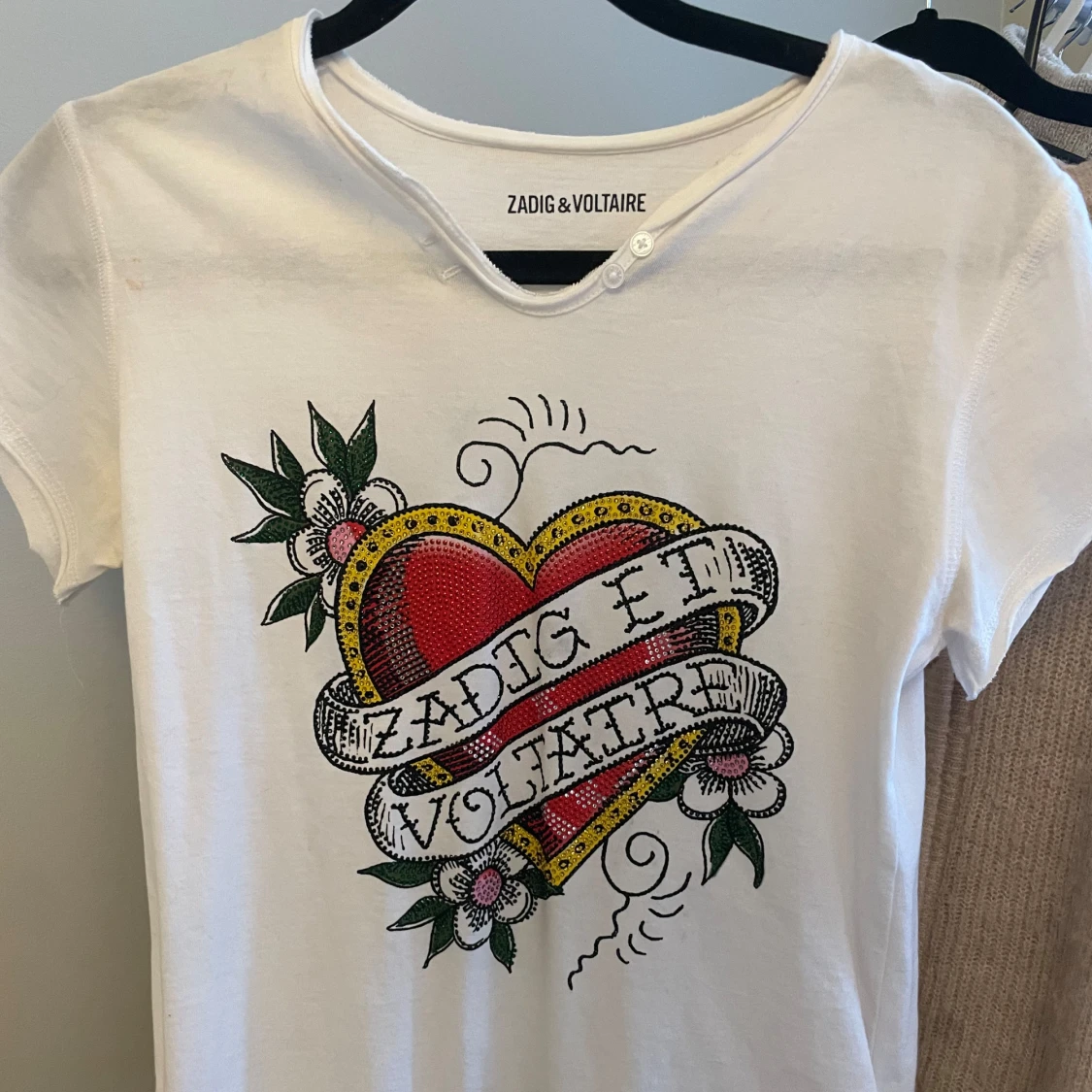 Vit t-shirt med hjärtmotiv från Zadig & Voltaire
