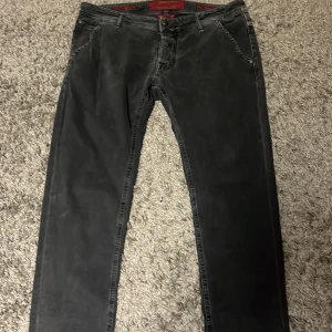 Mörkgrå jeans från Jacob Cohën - Snygga mörkgrå jeans från Jacob Cohën. 