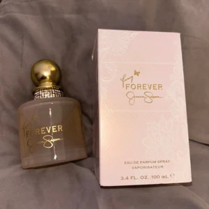 Parfym Jessica Simpson Fancy Forever 100ml - Lätt, fräsch och ändå distinkt. Eau de Parfum för kvinnor Jessica Simpson Fancy Forever är en mild och sofistikerad doft som passar perfekt för varje dag. Det är en fruktig, söt och blommig doft. Huvudnot:	Litchi, Aprikos, Apelsin Hjärtnoter: Björnbär, Luktärt, Magnolia Basnot	er: Tonkabönor, Vanilj, absolut vanilj Doftkategori: citrus, fruktig, mysk