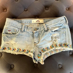 Ljusblå lågmidjade jeansshorts från Hollister! - Midjemåttet är ca 38-39 cm. Storleken är w26. 