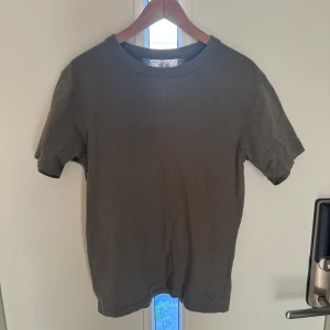 Olivgrön t-shirt från Uniqlo  - Säljer en stilren olivgrön t-shirt från Uniqlo i storlek XS, men sitter som en vanlig S