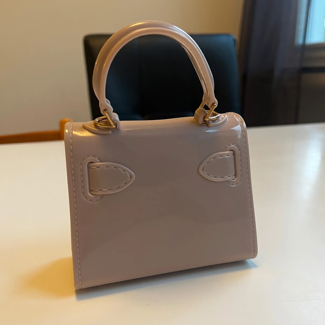 Beige mini handväska med gulddetalj - 1