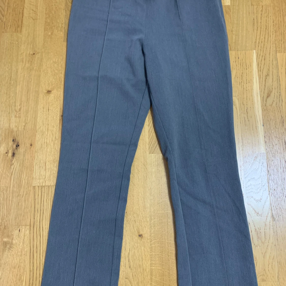 Grå kostymbyxor från H&M - 1