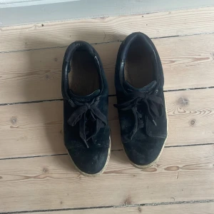 Eytys Doja Suede - Säljer ett par svarta sneakers från Eytys i modellen Doja Suede. Skorna är väl använda och är i behov av en uppfräschning, därav det låga priset. 