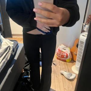 Svarta bootcut byxor - As snygga och sköna kostymbyxor från Gina. Storlek M. Low waist och bootcut 
