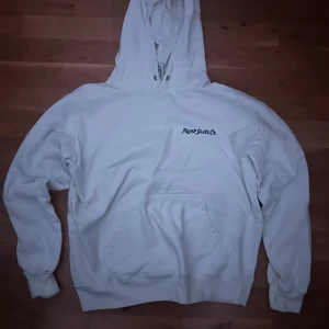 Vit hoodie från Polar Skate Co - Säljer en vit hoodie från Polar Skate Co i storlek XS. Tröjan har en känguruficka framtill, tryck på bröstet och ett färgglatt grafiskt tryck på ryggen. Perfekt för dig som gillar streetwear och vill ha något unikt