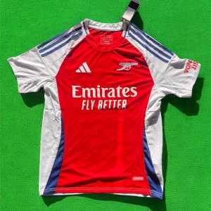 Arsenal hemmatröja 2023/24 från Adidas - Säljer en Arsenal hemmatröja från Adidas med klassisk röd front, vita ärmar och blå detaljer. Tröjan har klubbmärke och Adidas-logga på bröstet samt sponsortryck. Perfekt för match eller träning.