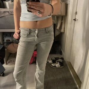 low waist byxor - Gråa byxor från gina, aldrig kommit till användning