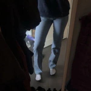 Jeans - Bekväma och snygga jeans, jag skulle säga att de är i den övre kanten av att vara låga men fortfarande låga. Jag är 171 cm lång, de är i längd 32 och w26. 