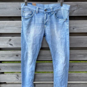 Dondup jeans - Säljer dessa snygga ljusblå dondup jeansen med små slitningar. Modellen heter George. Storleken är 32 men passar även 31. 8/10 skick, inga defekter alls. Priset är hugget i sten pga lågt pris. Hör av dig vid några funderingar!