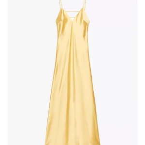 Gul balklänning i satin  - Säljer denna jättefina balklänningen i satin med smala axelband och v-ringning då jag har en annan. Helt ny med prislapp🙌🏻 Helt slutsåld på hemsidan! 