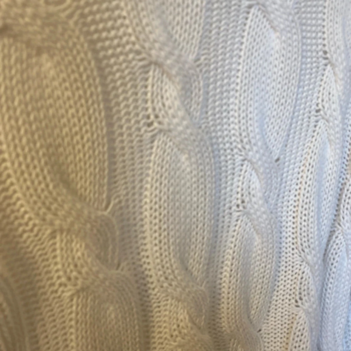 Vit kabelstickad tröja - 2