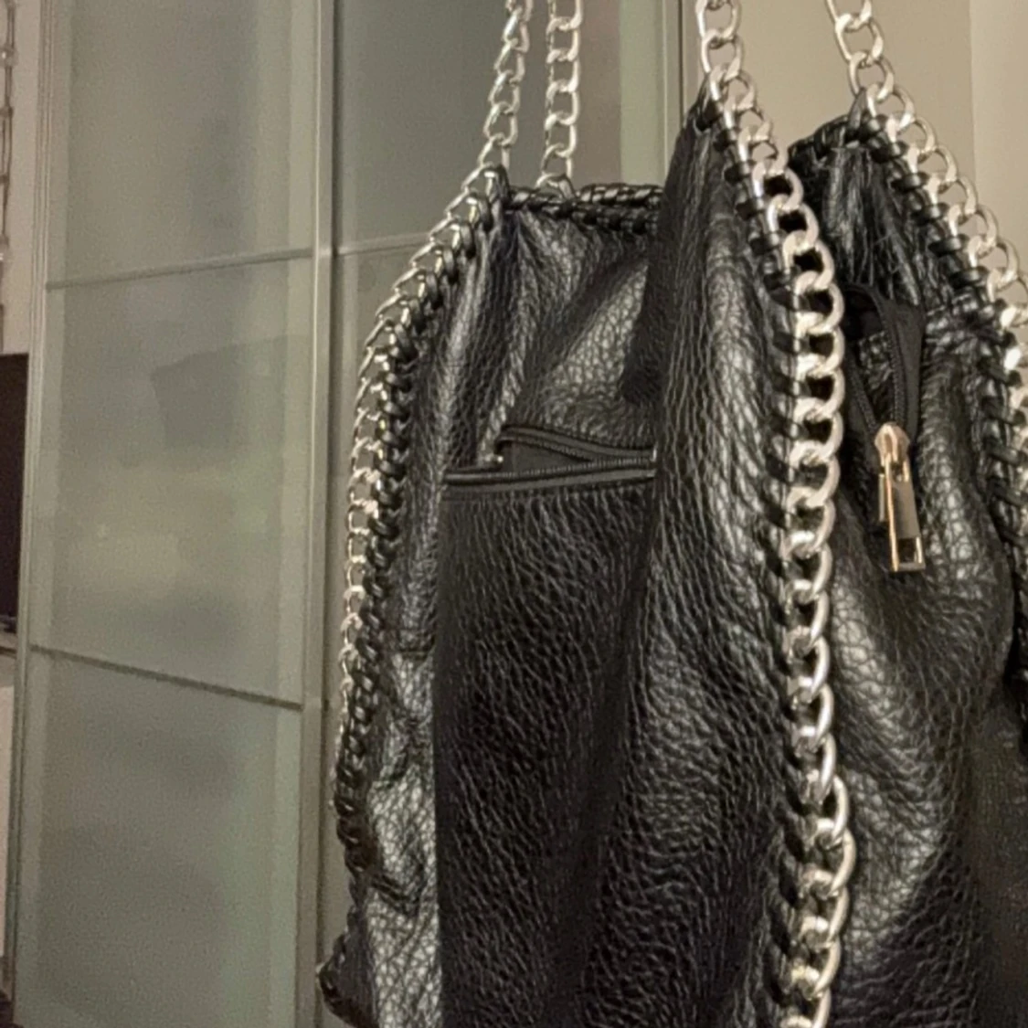 Svart axelväska med kedjedetaljer - 90