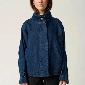 Jeansjacka med krage - Så fin jeansjacka som är slutsåld💖 använd fåtal gånger och är i fint skick! Lite oversized