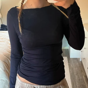 Intimissimi tröja - Säljer en marinblå intimissimi tröja i fint skick!