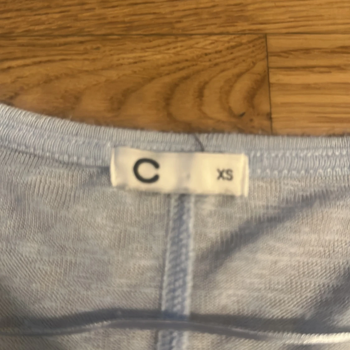 Ljusblå topp med spetsdetaljer från C - 1