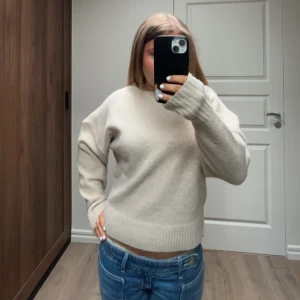 Beige stickad tröja - Super mjuk och söt stickad tröja från Zara. Jätte gosig och perfekt att ha på sig när det är kyligt ute💗aldrig använd, därför i nytt skick.