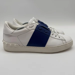 VALENTINO OPEN SNEAKERS - Valentino open sneakers - Skick: 9,5/10 - Storlek 42,5 sitter som 43 - Tillbehör: Enbart skorna - Nypris 7700kr - deluxecloset 