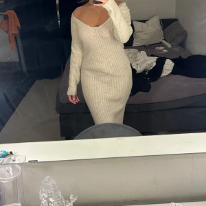 Beige stickad långklänning med v-ringning - Klänningen är jätte fin och super stretchig, passar även S och M 