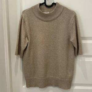  Trekvarts ärmad stickad tröja  - Trekvarts ärmad stickad tröja i beige från vila i storlek XS 