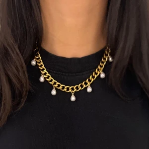 Guldpläterad 18k med pärlor - Priset går att diskutera. Det ingår en present ask. Det finns även  i silverfärg. Halsband är justerbar 38-43 cm. Jag har en annan annons, billigare dock utan present asken. 