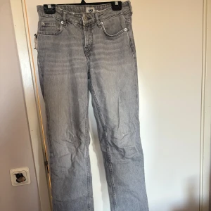 Grå raka jeans - Säljer ett par grå jeans från lager 157 med rak passform. Jeansen är mid waist. Har lite slitning på höger bakficka men annars är jeansen i bra skick. 