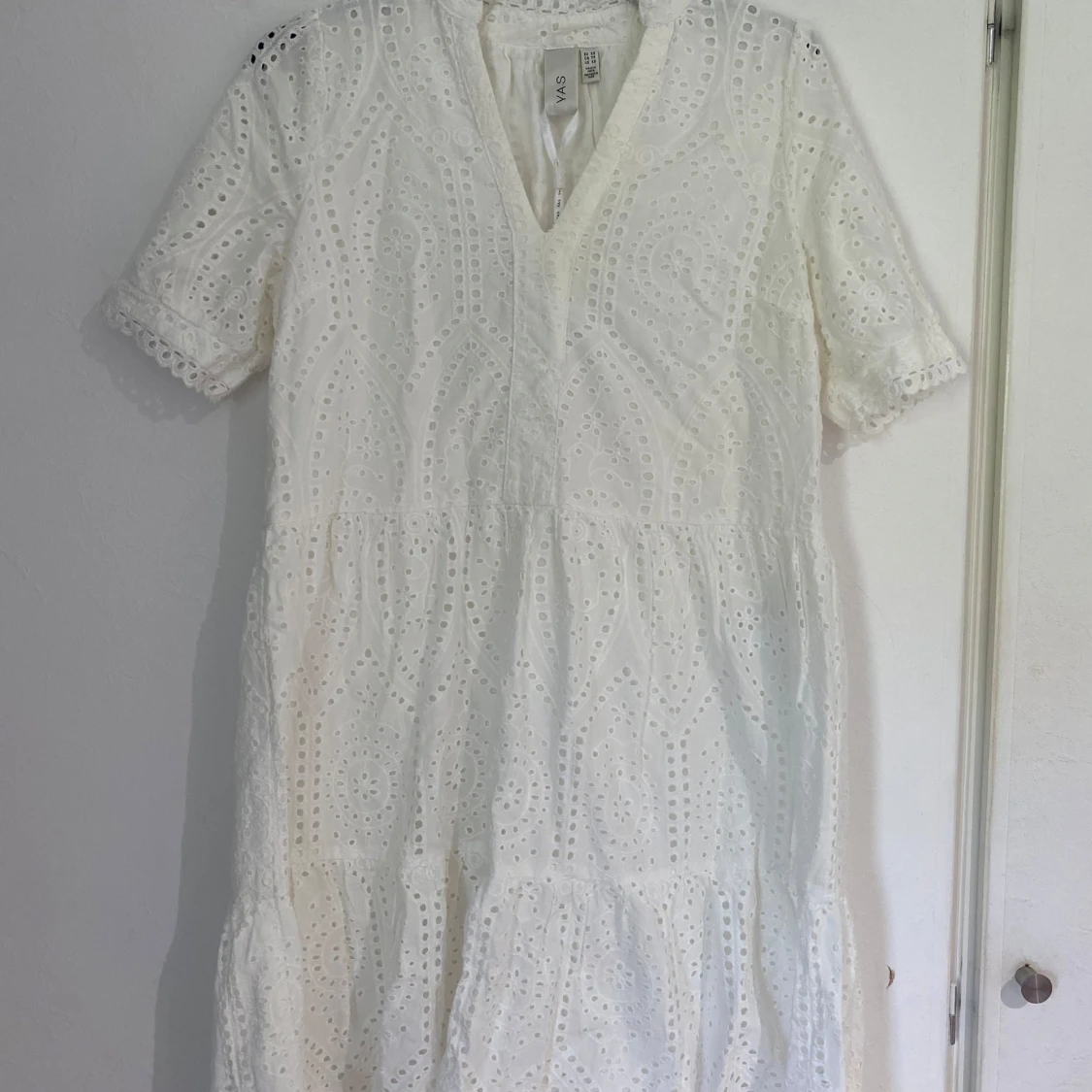 Vit broderad kortklänning från YAS - 2