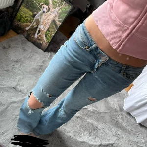 Vero Moda jeans - As snygga lågmidjade bootcut jeans från vero Moda, gjort hålen själv så finns inte att köpa exakt likadana💕Längd 30 men uppsprättade, jag är 170!