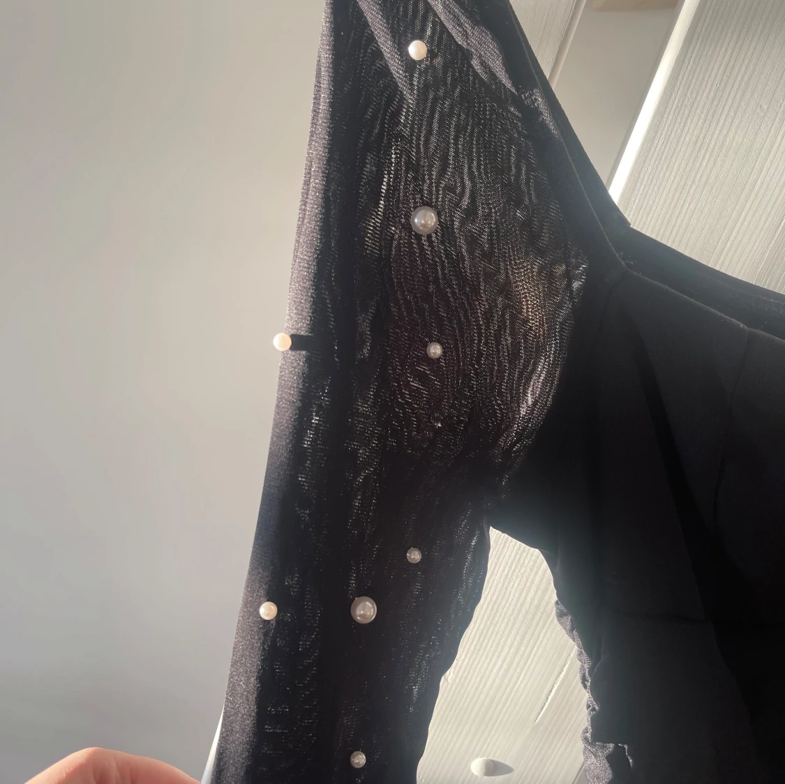 Svart figurnära klänning med pärldetaljer - 1