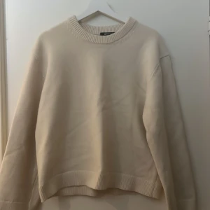 Beige stickad tröja - Fin stickad tröja från Gina. Använd endast en eller två gånger