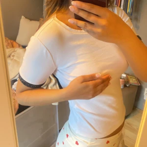 T-shirt - Vit T-shirt med svart glittrigt kant längst ärmarna