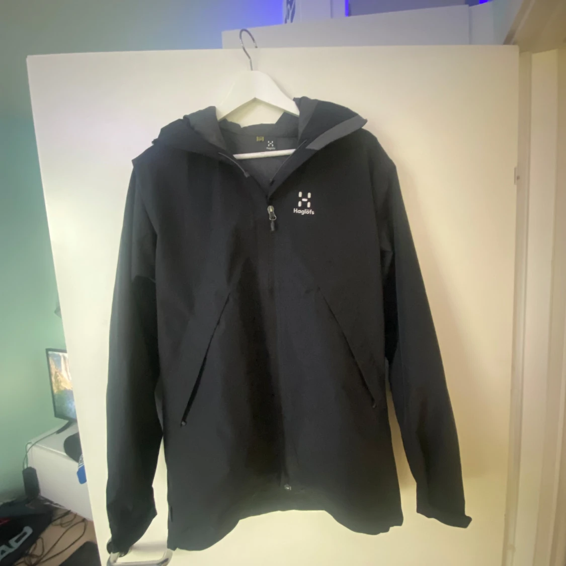 Svart skaljacka från Haglöfs med huva