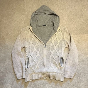 Stickad cardigan med luva - Tja, säljer denna créme vita cardigan som är perfekt för lite kyligare vårdagar. Vid minsta fråga eller fundering hör av er🤝