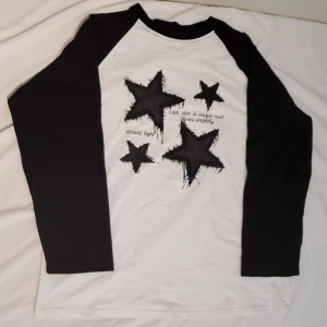 Svartvit långärmad tröja - Säljer en svartvit långärmad tröja med tryck. Står M men skulle funka som en L med. Bra kvalitet använd 1 ellet 2 gånger.