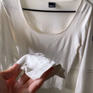 Vit långärmad topp  - Gina tröja med slits 