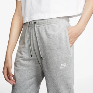 Nike Mjukisbyxor  - Ett par mjukisbyxor ifrån Nike, knappast använda och köpta här på plick! Inga defekter🩶