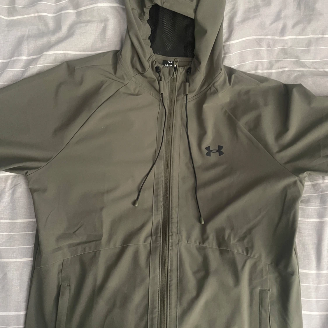 Olivgrön vindjacka från Under Armour