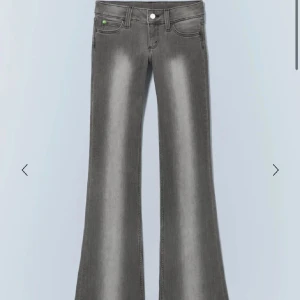 Grå bootcut jeans - Snygga grå jeans med bootcut passform och klassisk femficksdesign. Byxorna har  väldigt lågmidja och är i storlek 25/32. Jeansen är bara använda en gång och är som nyskick.
