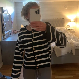 Randig tröja  - Säljer då den inte används tyvärr 💞 har använt den 1 gång sen ja köpte den! Köpte för 399kr