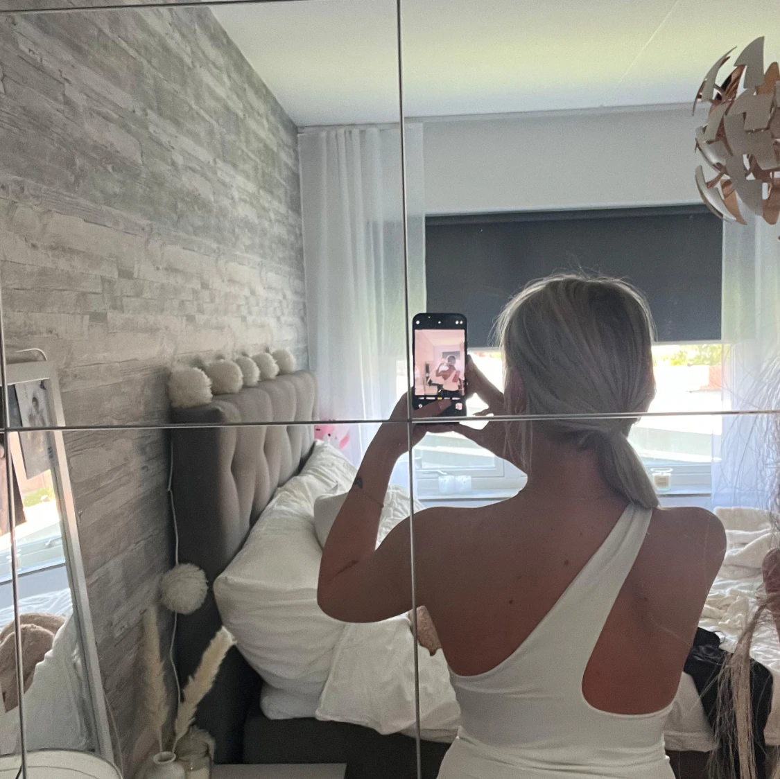 Vit oneshoulder topp med twistad detalj - 2